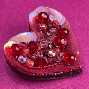 La Broche Audacieuse Rouge et Rose