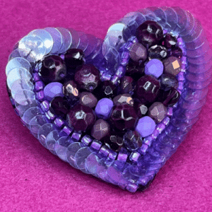 La Broche Audacieuse Violette