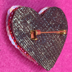La Broche Audacieuse Rouge et Rose