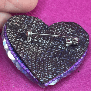 La Broche Audacieuse Violette