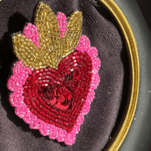 La Broche Cœur sacré perlé