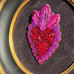 La Broche Cœur sacré à paillettes